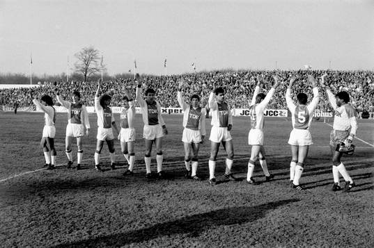 Ajax vinkar till publiken innan matchstart
