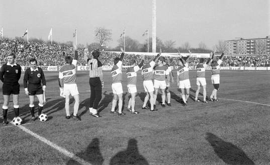 Malmö vinkar till publiken innan matchstart