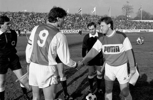 Lagkaptenerna Marco van Basten och Ingemar Erlandsson