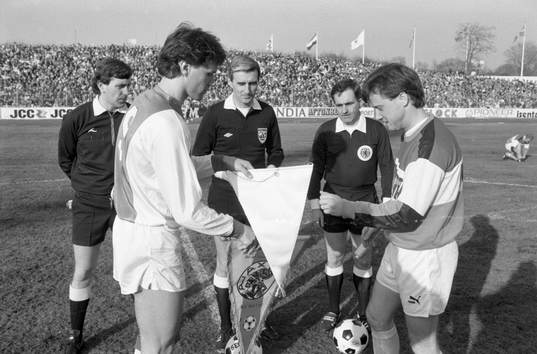 Lagkaptenerna Marco van Basten och Ingemar Erlandsson
