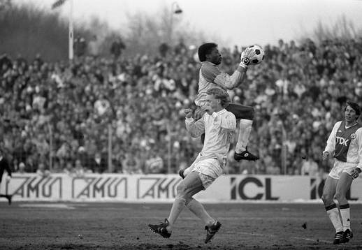 Ajax målvakt kniper bollen framför Lars Larsson, Malmö