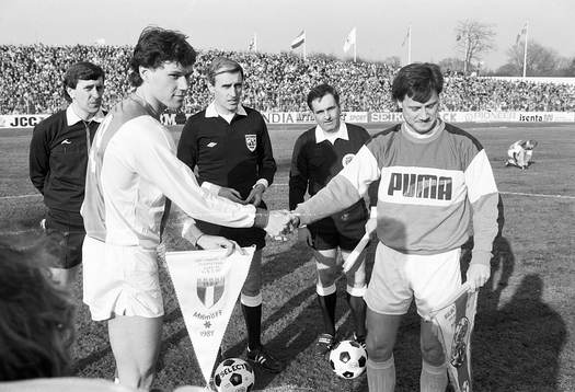 Lagkaptenerna Marco van Basten och Ingemar Erlandsson