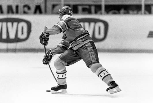 870327 Ishockey, träningsmatch, Sverige - Tjeckoslovakien,