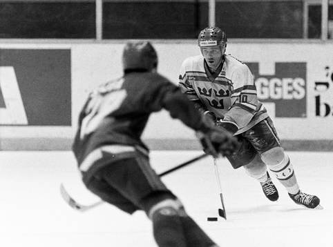 870327 Ishockey, träningsmatch, Sverige - Tjeckoslovakien,