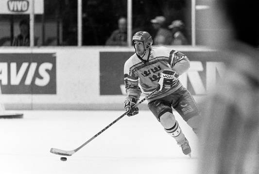 870327 Ishockey, träningsmatch, Sverige - Tjeckoslovakien,