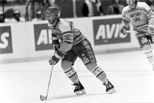 870327 Ishockey, träningsmatch, Sverige - Tjeckoslovakien,