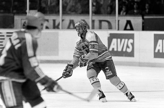 870327 Ishockey, träningsmatch, Sverige - Tjeckoslovakien,