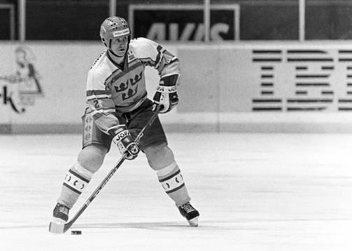 870327 Ishockey, träningsmatch, Sverige - Tjeckoslovakien,