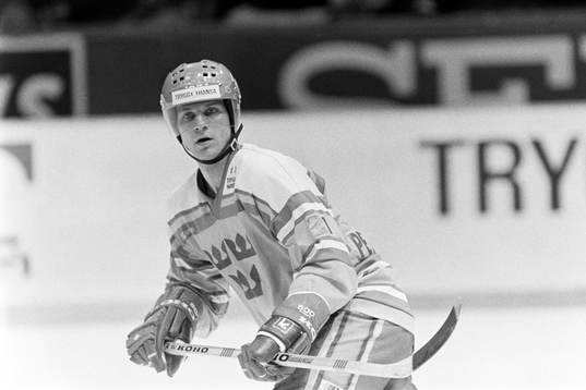 870327 Ishockey, träningsmatch, Sverige - Tjeckoslovakien,
