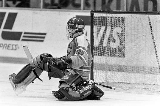 870327 Ishockey, träningsmatch, Sverige - Tjeckoslovakien,