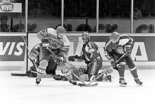 870327 Ishockey, träningsmatch, Sverige - Tjeckoslovakien,