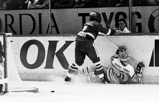 Sveriges Thomas Ljungberg trycks upp i sargen