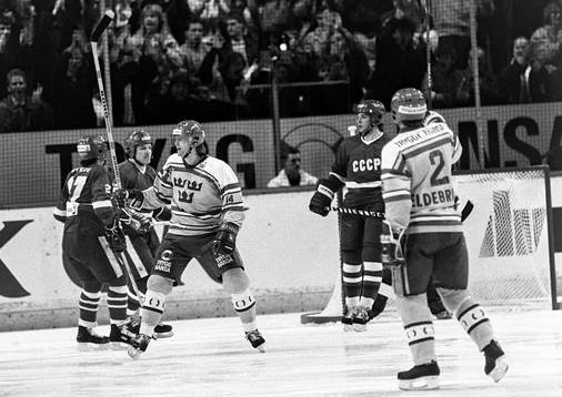 Sveriges Mikael Hjälm i mitten