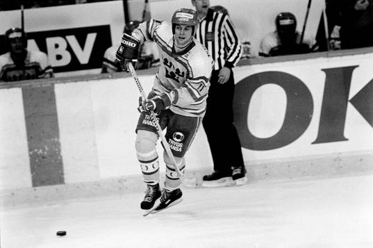 Sveriges Thomas Ljungberg med pucken