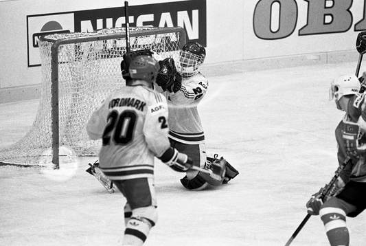 Sveriges målvakt Åke Lilljebjörn med pucken