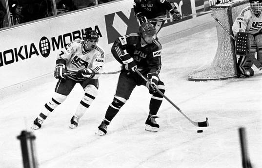 Peter Sundström med pucken