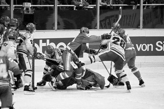 Tomas Sandström och Bengt-Åke Gustafsson stoppas av det