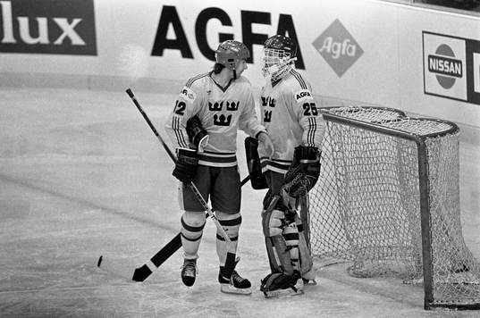 Mikael Andersson och sveriges målvakt Åke Lilljebjörn i