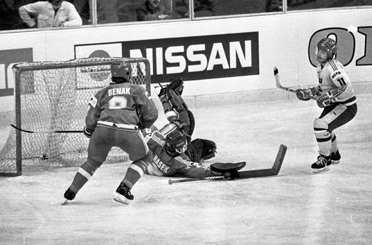 Håkan Loob framför tjeckernas målvakt Dominik Hasek