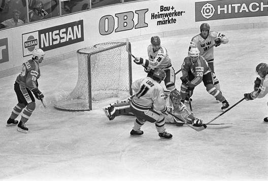Sveriges målvakt Peter Lindmark tar hand om pucken