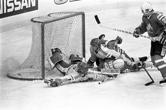 Sveriges målvakt Peter Lindmark och Lars Molin ser pucken