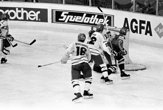 Tomas Sandström framför det finska målet