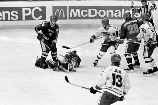 Finlands målvakt Jarmo Myllys och Bengt-Åke Gustafsson i
