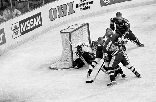 Jonas Bergqvist och Bengt-Åke Gustafsson framför finlands