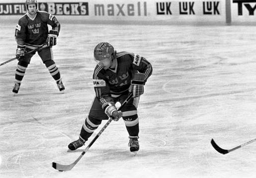 Håkan Loob med pucken