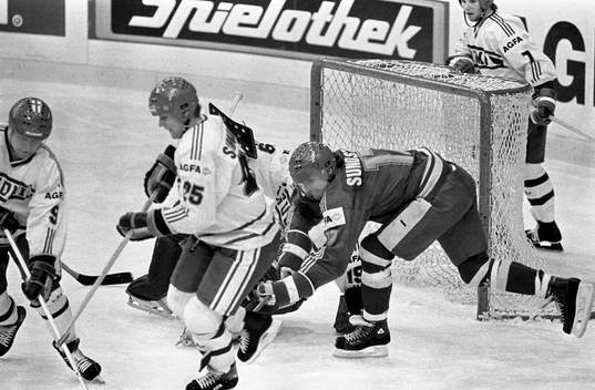 Peter Sundström i kamp om pucken