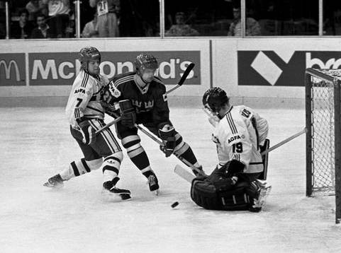 Lars-Gunnar Pettersson framför finlands målvakt Jarmo