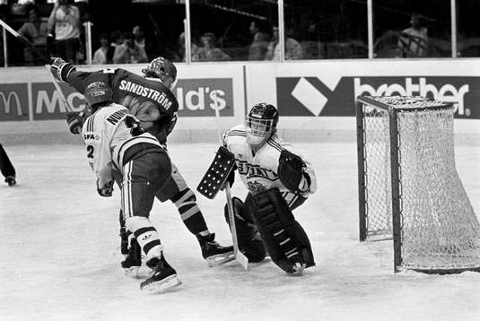 Tomas Sandström framför Jarmo Myllys, målvakt i Finland