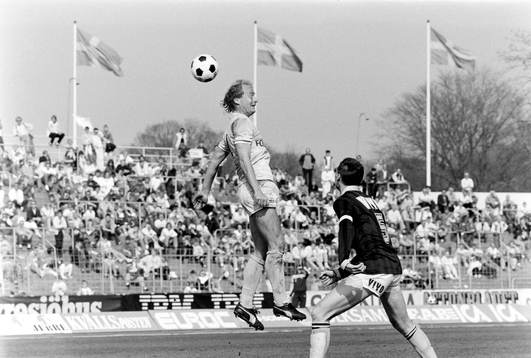 Malmös Mats Magnusson i en luftduell med Sven Dahlkvist,