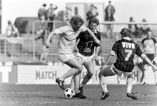 Håkan Lindman, Malmö med bollen tar sig förbi Esa