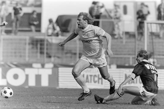 Håkan Lindman, Malmö med bollen tar sig förbi Esa