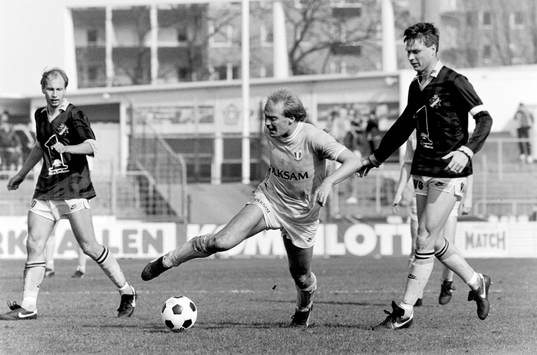 Malmös Mats Magnusson framför Sven Dahlkvist, AIK