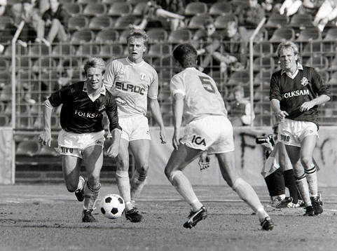 Kim Bergstrand, AIK uppvaktas av malmös Jonas Thern och
