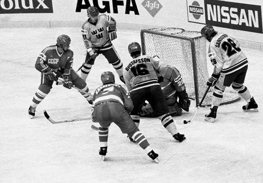 Tomas Sandström oroar sovjets målvakt Evgeny Beloshejkin