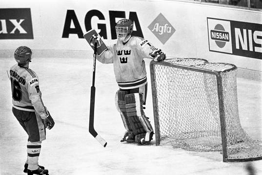 Bengt-Åke Gustafsson i samtal med sveriges målvakt Peter