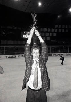 Bengt-Åke Gustafsson höjer pokalen som världsmästare
