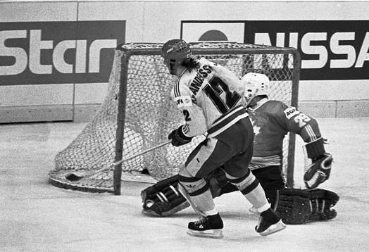 Mikael Andersson överlistar kanadas målvakt Robert Glenn