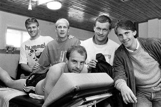 På bänken Tommy Holmgren, bakifrån fr. v Glenn Hysén,