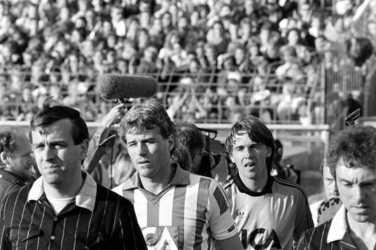 Glenn Hysén och Thomas Wernerson på väg in på Nya Ullevi