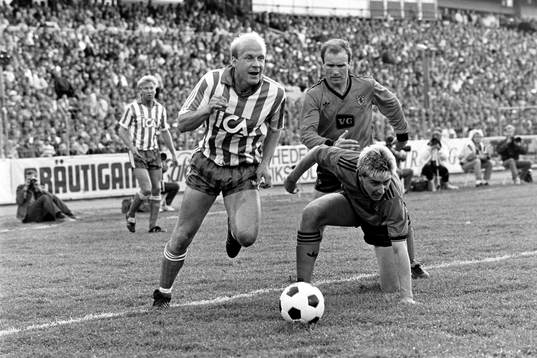 Tord Holmgren, Göteborg tar sig förbi två dundeespelare