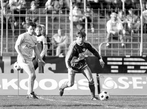 Leif Forsberg Sundsvall med bollen och Ingemar Erlandsson,