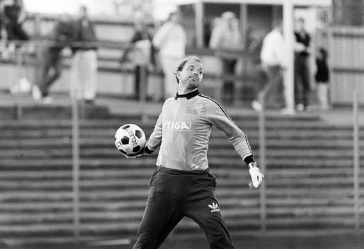 Thomas Ravelli, målvakt i Öster med ett utkast