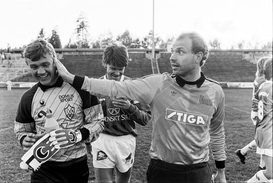 Thomas Ravelli, målvakt i Öster tackar brages målvakt