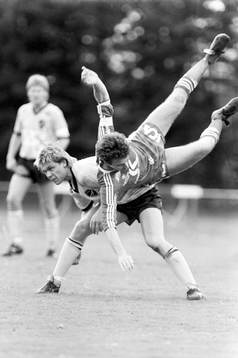 Hässleholms Mikael Svensson bjuder en kalmarspelare på en