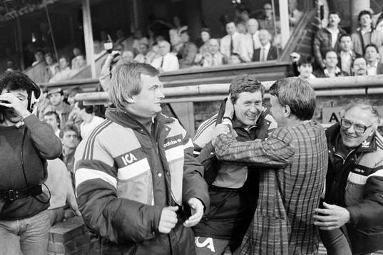 Gunder Bengtsson, tränare och bänken jublar