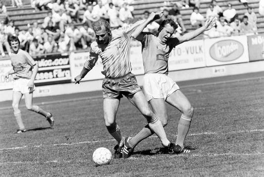 Jan Mattsson i kamp om bollen